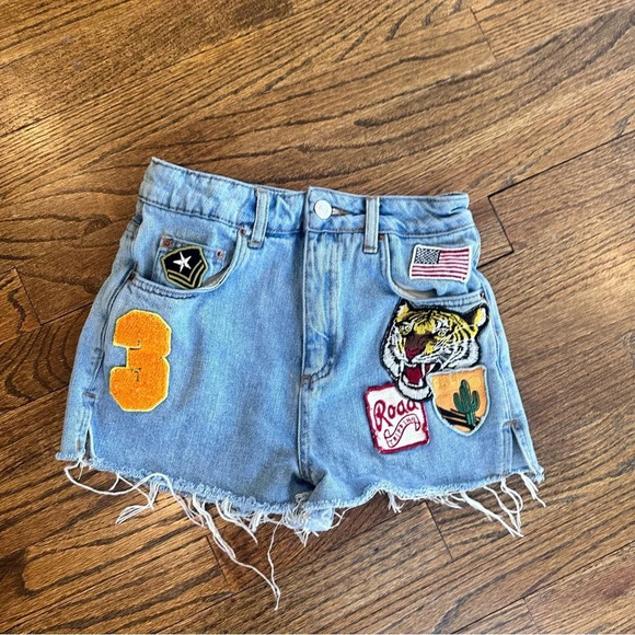 Top Shop Moto Mom Multi Patch Distressed Jean Cut Off Shorts Size Us 2 D0641 - Picture 1 of 9